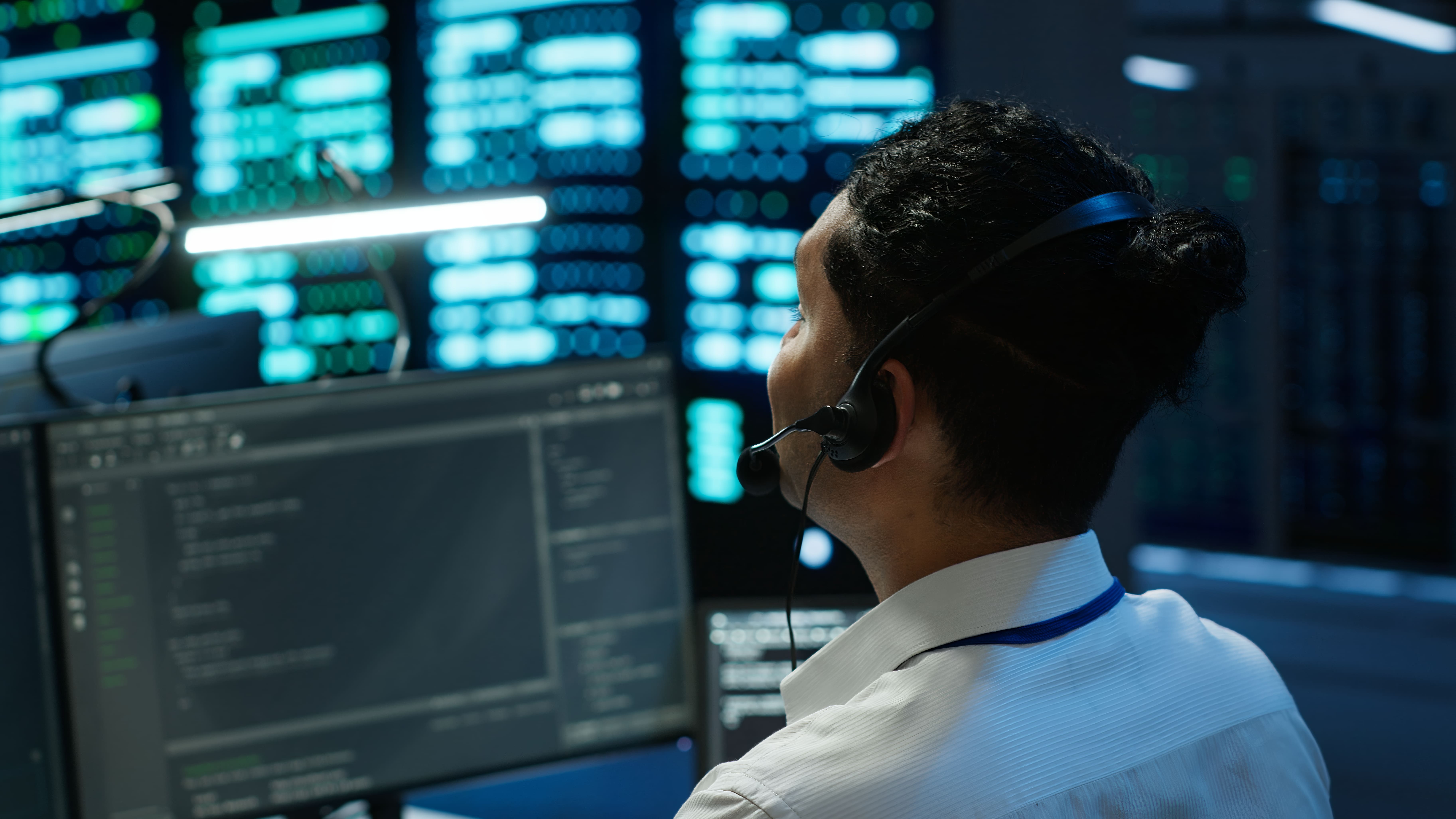 HHJ5Z2wzDn_profesional-de-ti-del-centro-de-servidores-hablando-en-microfono-con-los-administradores-de-sistemas (1).jpg